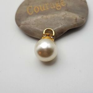 Renaissance pearl‎ drop charm pendant